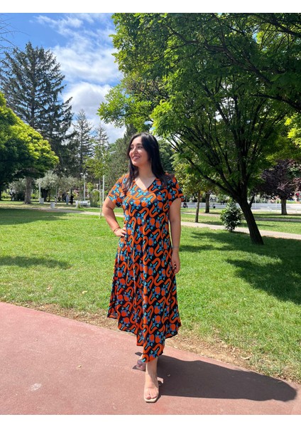 Turuncu Desenli V Yaka Salaş Yazlık Elbise – Asimetrik Kesim 38-50 Beden Uyumlu