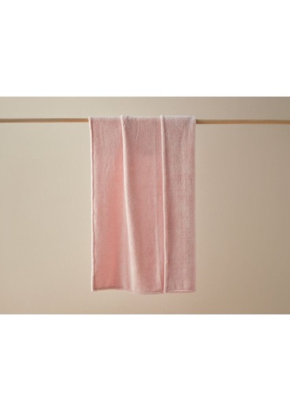 Yumuşak ve Şık Toz Pembe Soft Battaniye, Konfor ve Şıklık Sunar.