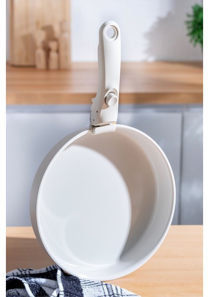 Yüksek Kaliteli 24 cm Tava, Şık ve Dayanıklı, Mutfak Için Ideal Seçenek