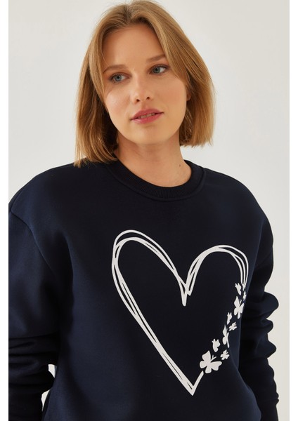 Kadın Baskılı Kalp Detaylı Bisiklet Yaka Iplik Şardonlu Sweatshirt