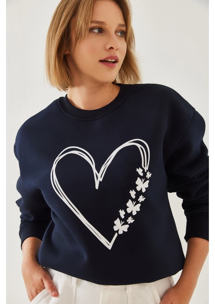 Kadın Baskılı Kalp Detaylı Bisiklet Yaka Iplik Şardonlu Sweatshirt fırsatları