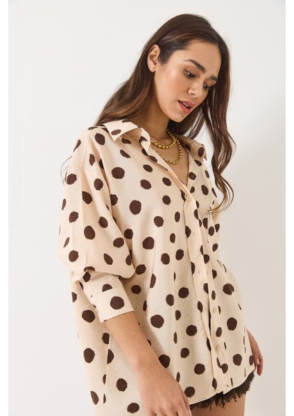 Kadın V Yaka Puantiyeli Tek Cep Detaylı Oversize Pamuk Gömlek -