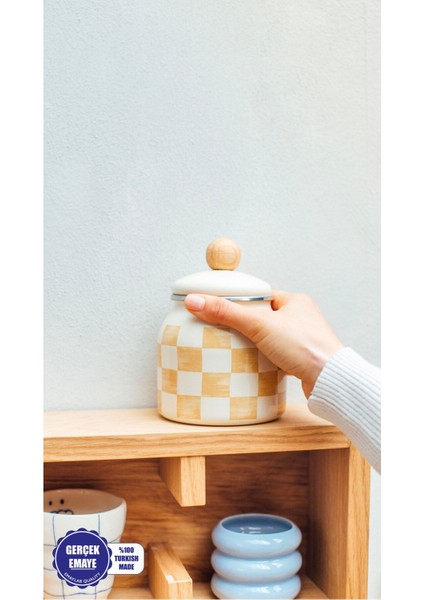 Şık Bej Emaye Baharat Kabı, Mutfağınıza Zarif Dokunuş Sağlar.