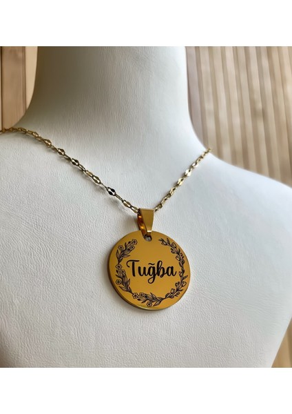 Kişiye Özel Isimli Çiçek Detaylı Gold Yuvarlak Çelik Kolye