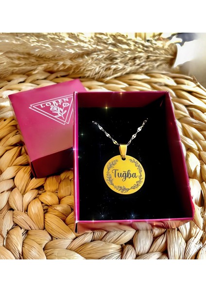 Kişiye Özel Isimli Çiçek Detaylı Gold Yuvarlak Çelik Kolye modelleri