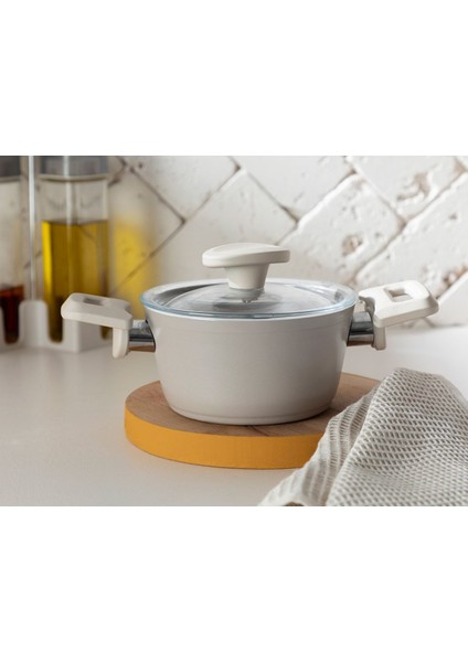 Bej Mini Alüminyum Tencere, Şık ve Hafif Mutfak Gereci