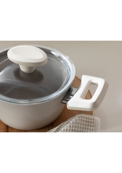 Bej Mini Alüminyum Tencere, Şık ve Hafif Mutfak Gereci modelleri