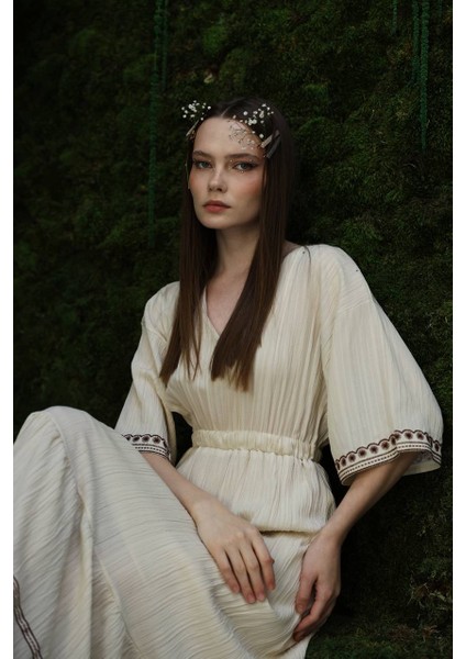 Kol ve Etek Nakışlı Elbise Taş