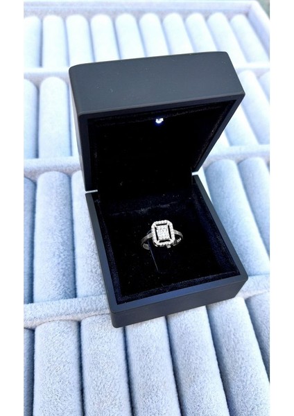 925 Ayar Gümüş Işıklı Kutuda Pırlanta Montürlü Ayarlanabilir Baget Yüzük