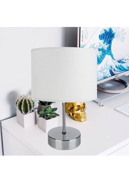 Beyaz Finlin Şapka ile Şık ve Modern Krom Abajur, Evinizde Zarafet Sağlar.