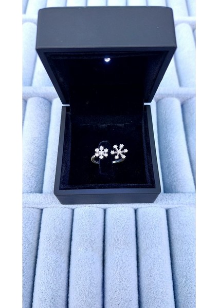 925 Ayar Gümüş Işıklı Kutuda Zirkon Taşlı Kar Tanesi 11-17 Boy Arası Ayarlanabilir Yüzük