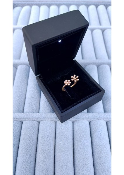 925 Ayar Gümüş Işıklı Kutuda Zirkon Taşlı Kar Tanesi 11-17 Boy Arası Ayarlanabilir Yüzük