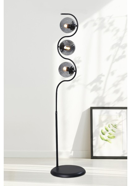 Modern Şık Yer Lambası, Metal Gövde ve Cam Detaylarıyla Zarif Aydınlatma.