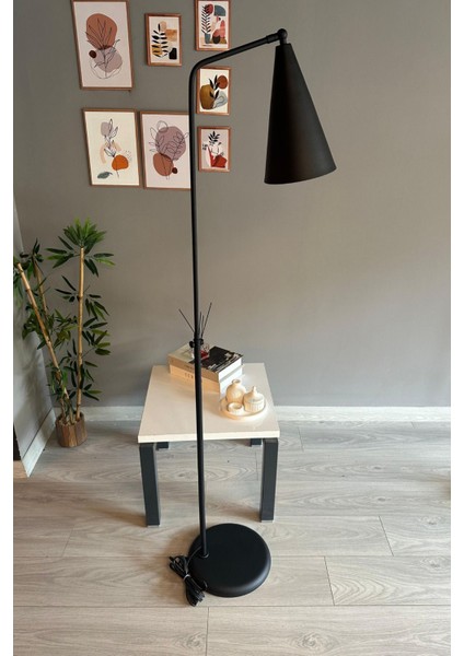 Modern Siyah Metal Zemin Lambası, Hareketli ve Şık Dekoratif Aydınlatma.