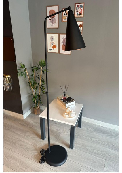 Modern Siyah Metal Zemin Lambası, Hareketli ve Şık Dekoratif Aydınlatma. modelleri