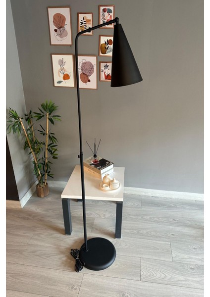 Modern Siyah Metal Zemin Lambası, Hareketli ve Şık Dekoratif Aydınlatma.