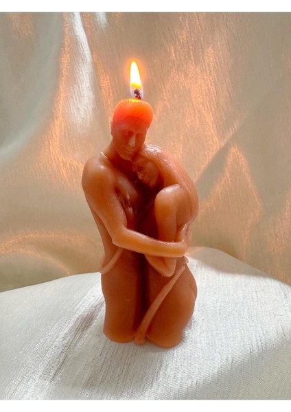 Bej Dekoratif Çift Sarılan Kokusuz Mum, Şık ve Romantik Hediye Seçeneği