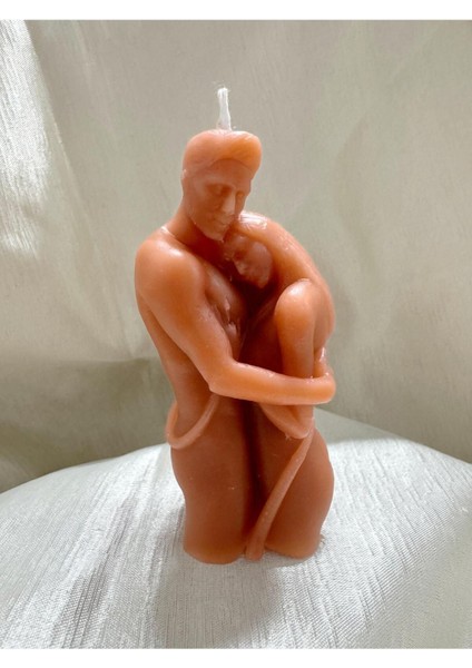 Bej Dekoratif Çift Sarılan Kokusuz Mum, Şık ve Romantik Hediye Seçeneği fiyatları