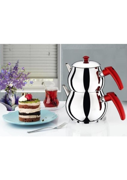 Küçük ve Şık Kırmızı Çaydanlık, Rahat Kullanım ve Estetik Tasarım.