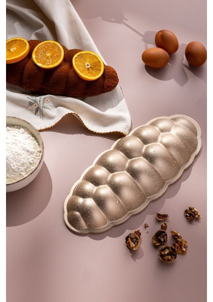 Altın Renkli Pandispanya Kek Kalıbı, Kolay Kullanımlı ve Şık Tasarım.