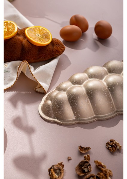 Altın Renkli Pandispanya Kek Kalıbı, Kolay Kullanımlı ve Şık Tasarım.