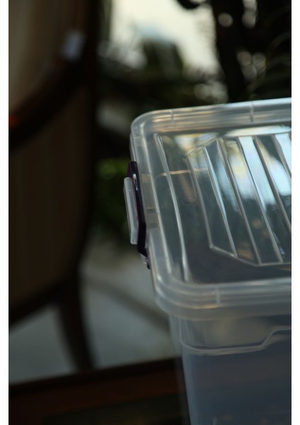 Şeffaf 30 Litrelik Kilitli Düzenleme Saklama Kabı, Beyaz Renkli, Dayanıklı ve Kullanışlı.