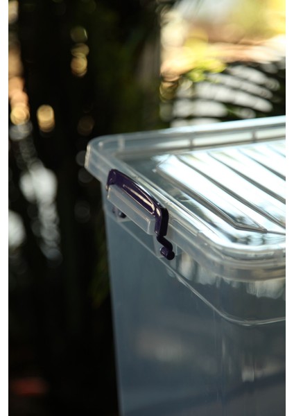 Şeffaf 30 Litrelik Kilitli Düzenleme Saklama Kabı, Beyaz Renkli, Dayanıklı ve Kullanışlı.