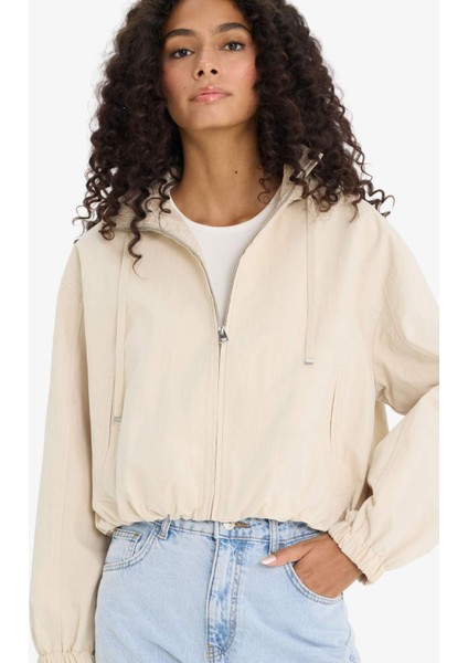 Su Geçirmez Regular Fit Kapüşonlu Fermuarlı Crop Mont