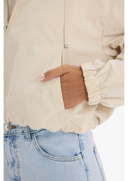 Su Geçirmez Regular Fit Kapüşonlu Fermuarlı Crop Mont indirimleri