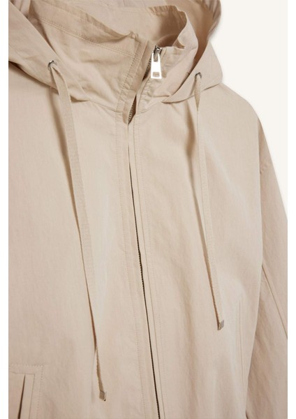 Su Geçirmez Regular Fit Kapüşonlu Fermuarlı Crop Mont