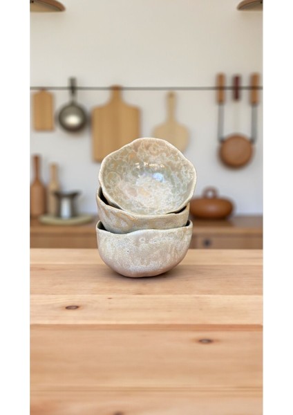 El Yapımı Doğal Dokulu Ekru Seramik Kase, Şık ve Kullanışlı Tasarım