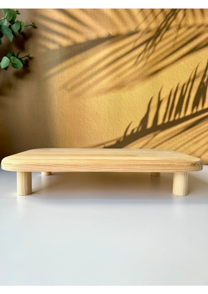 Açık Renk Ahşap Sunum Standı ve Ayaklı Yükseltici Desteği