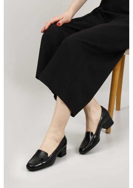 Kadın Siyah - Rugan Küt Burun Kısa Kalın Topuklu Hakiki Deri Ayakkabı fiyatları