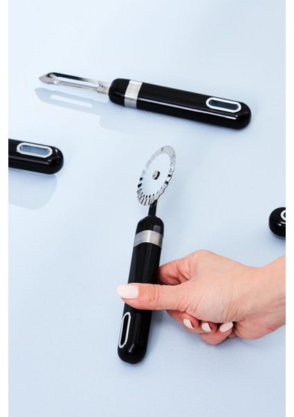 Siyah 18,4 cm Hamur Kesici, Pratik ve Kullanışlı Mutfak Gereci fiyatları