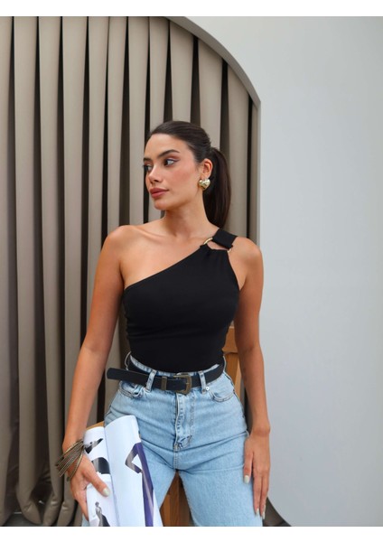 Tek Omuz Aksesuarlı Bluz
