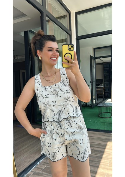 Nakışlı Kare Yaka Bluz Şortlu Takım fiyatları