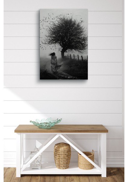 Siyah Beyaz Ağaca Yürüyen Kadın Kanvas Tablo, Renkli Dekorasyon Parçası fiyatları