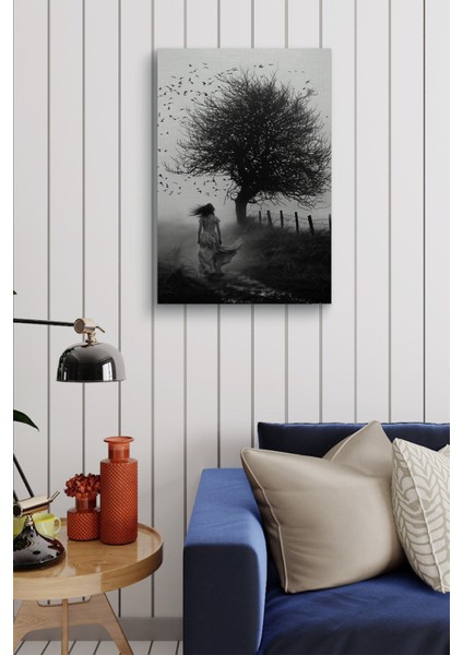 Siyah Beyaz Ağaca Yürüyen Kadın Kanvas Tablo, Renkli Dekorasyon Parçası fırsatları