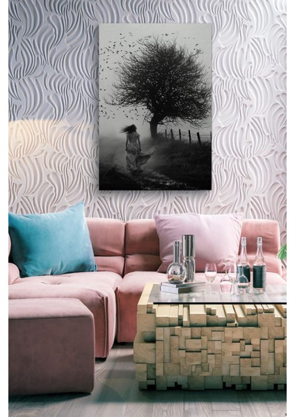 Siyah Beyaz Ağaca Yürüyen Kadın Kanvas Tablo, Renkli Dekorasyon Parçası