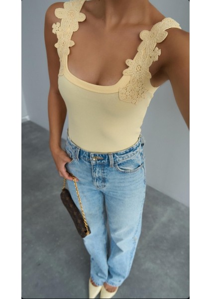 Omuzdan Dantelli Askılı Bluz