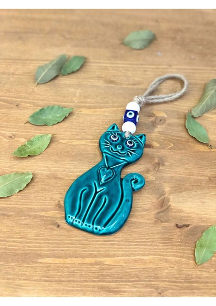 Turkuaz Kedi Temalı Seramik Duvar Süsü, Hasır Ip ve Nazar Boncuk Detaylarıyla Şık fiyatları