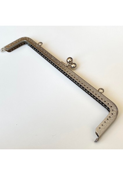 Çanta ve Cüzdan Klipsi Işleme Baskılı Gümüş Renk Köşeli Model 25 cm BA-0094 ( Askılıklı )