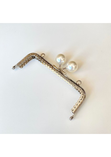 Köşeli Beyaz Inci Boncuklu Işleme Baskılı Askılıklı Çanta ve Cüzdan Bursu - Klipsi Gümüş 12.5 cm BA-0109