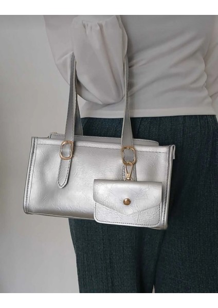 Charmlı Kırışık Görünümlü Suni Deri Omuz Çantası