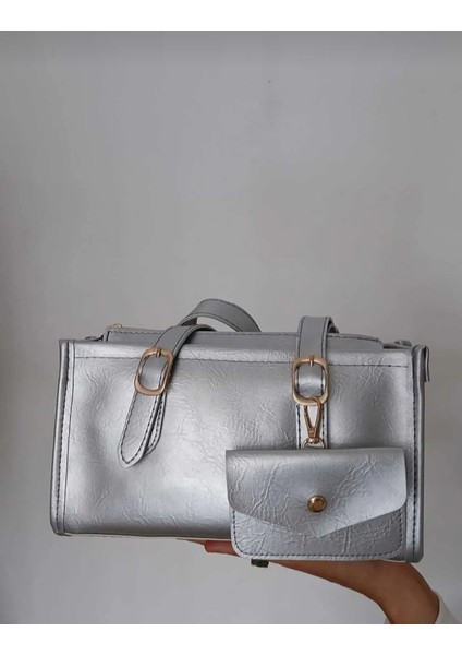 Charmlı Kırışık Görünümlü Suni Deri Omuz Çantası fiyatları