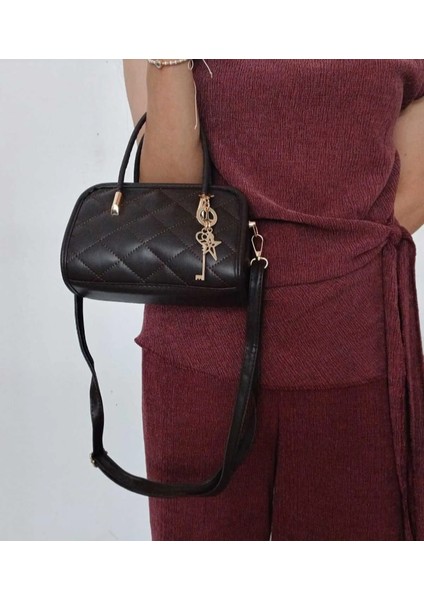 Suni Deri Charmlı Baklava Desenli Omuz Çantası fırsatları