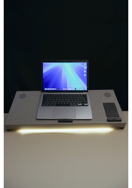 Çok Fonksiyonlu Laptop & Monitör Standı – Kablosuz Şarj, USB 3.0, Fan, Hoparlör, Gün Işığı,