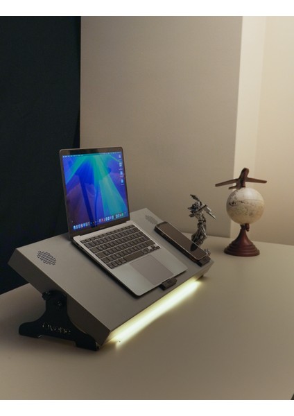 Çok Fonksiyonlu Laptop & Monitör Standı – Kablosuz Şarj, USB 3.0, Fan, Hoparlör, Gün Işığı, indirimleri