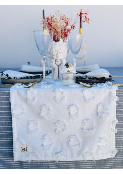Beyaz Nakışlı Ponponlu 40X110 cm Çok Amaçlı Masa Koşusu