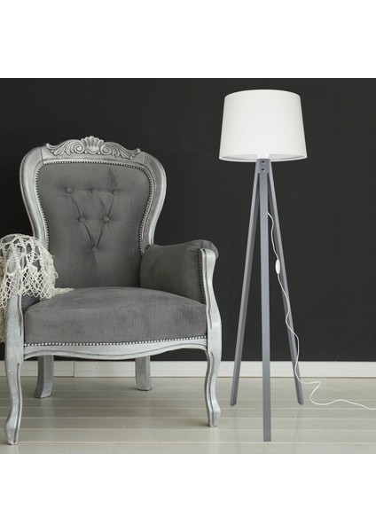 Şık Gri Ayaklı ve Krem Şapkalı Modern Dekoratif Lambader, Sıcak ve Samimi Ortamlar Için